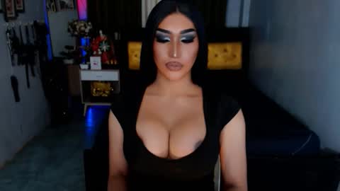 Snapshot of smasherqueen chatting on November 27, 7:43 am smasherqueen online show from November 27, 7:43 am