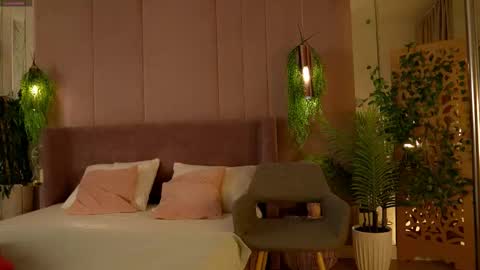 Snapshot of smiley_mia_ chatting on November 8, 5:07 am Mia online show from November 8, 5:07 am