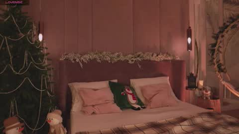 Snapshot of smiley_mia_ chatting on December 17, 5:13 am Mia online show from December 17, 5:13 am