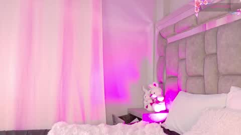 Snapshot of smiling__girl chatting on November 22, 6:40 pm online show from November 22, 6:40 pm