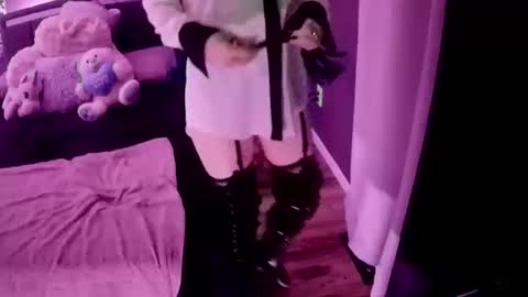 Snapshot of smokeingbitch420 chatting on October 13, 4:45 am love bug online show from October 13, 4:45 am