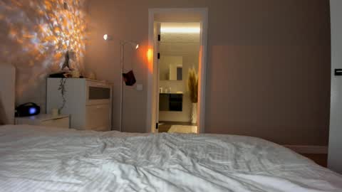 Snapshot of smurf19 chatting on December 1, 4:28 am Mary online show from December 1, 4:28 am