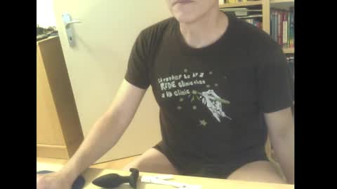 Snapshot of sneaxfreund chatting on February 6, 10:53 pm sneaxfreund online show from February 6, 10:53 pm