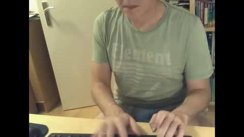 Snapshot of sneaxfreund chatting on January 18, 12:03 am sneaxfreund online show from January 18, 12:03 am