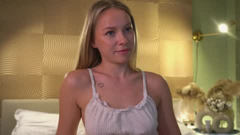 Snapshot of snow_is_falling chatting on December 4, 1:42 pm Candice Snow online show from December 4, 1:42 pm