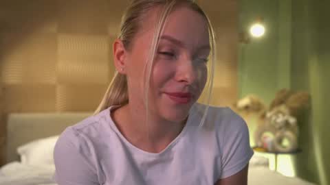 Snapshot of snow_is_falling chatting on December 11, 2:22 pm Candice Snow online show from December 11, 2:22 pm