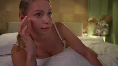 Snapshot of snow_is_falling chatting on December 13, 5:32 pm Candice Snow online show from December 13, 5:32 pm