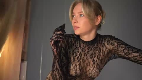 Snapshot of snow_is_falling chatting on February 19, 12:33 pm Candice Snow online show from February 19, 12:33 pm