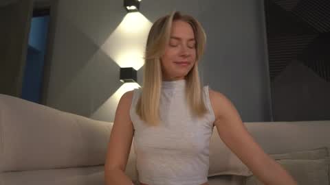 Snapshot of snow_is_falling chatting on March 11, 9:24 am Candice Snow online show from March 11, 9:24 am