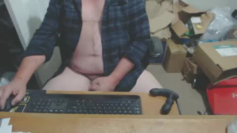 Snapshot of snwplwdrvr chatting on December 6, 5:42 am snwplwdrvr online show from December 6, 5:42 am