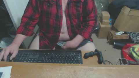 Snapshot of snwplwdrvr chatting on February 18, 12:37 am snwplwdrvr online show from February 18, 12:37 am