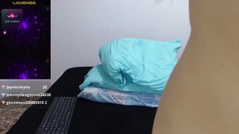 Snapshot of sofia__whitee chatting on December 5, 9:39 am sofia whitee online show from December 5, 9:39 am