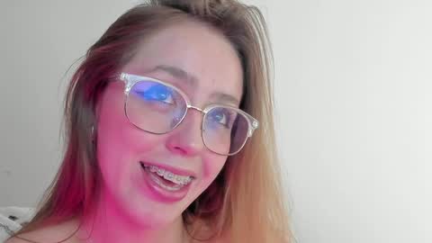 Snapshot of sofia_palacios_ chatting on February 6, 7:35 am online show from February 6, 7:35 am