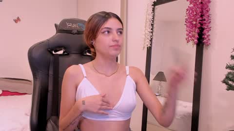 Snapshot of sofiarouge_ chatting on December 11, 8:07 pm Sofia Help me reach 5K followers online show from December 11, 8:07 pm