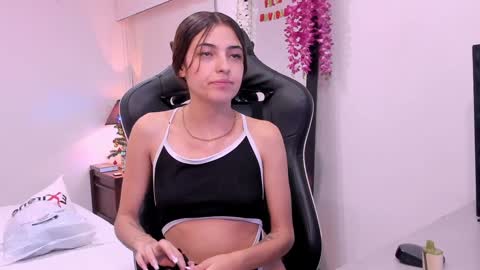 Snapshot of sofiarouge_ chatting on December 28, 8:25 pm Sofia Help me reach 5K followers online show from December 28, 8:25 pm