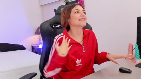 Snapshot of sofiarouge_ chatting on January 27, 3:39 pm Sofia Help me reach 5K followers online show from January 27, 3:39 pm