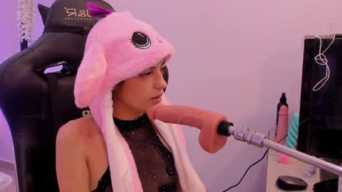 Snapshot of sofiarouge_ chatting on January 27, 9:44 pm Sofia Help me reach 5K followers online show from January 27, 9:44 pm
