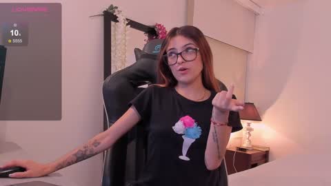 Snapshot of sofiarouge_ chatting on February 4, 8:06 pm Sofia Help me reach 5K followers online show from February 4, 8:06 pm