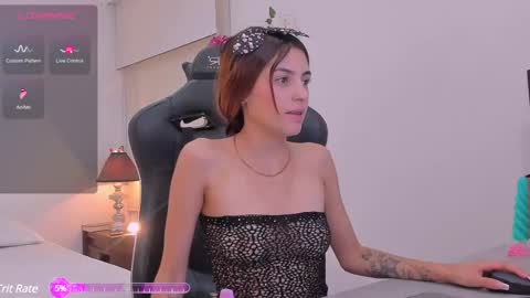 Snapshot of sofiarouge_ chatting on February 12, 9:43 pm Sofia Help me reach 5K followers online show from February 12, 9:43 pm