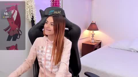 Snapshot of sofiarouge_ chatting on March 6, 8:16 pm Sofia Help me reach 5K followers online show from March 6, 8:16 pm