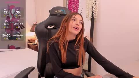 Snapshot of sofiarouge_ chatting on March 8, 4:50 pm Sofia Help me reach 5K followers online show from March 8, 4:50 pm