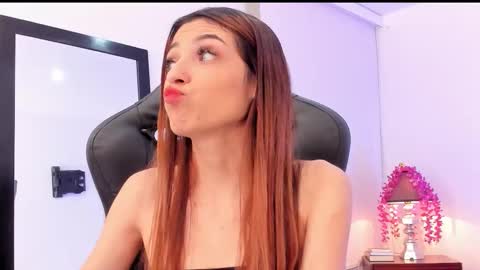 Snapshot of sofiarouge_ chatting on September 23, 8:23 pm Sofia Help me reach 5K followers online show from September 23, 8:23 pm