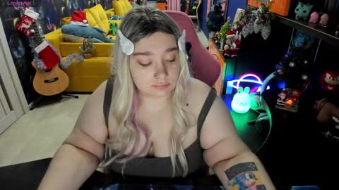 Snapshot of softie_sofy chatting on December 24, 2:10 am Sofie online show from December 24, 2:10 am