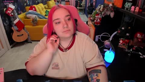 Snapshot of softie_sofy chatting on December 25, 5:37 am Sofie online show from December 25, 5:37 am