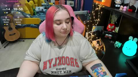 Snapshot of softie_sofy chatting on February 6, 3:20 pm Sofie online show from February 6, 3:20 pm
