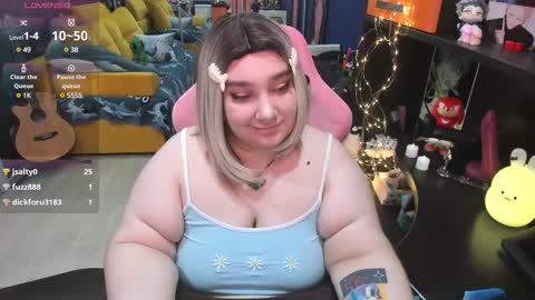 Snapshot of softie_sofy chatting on February 25, 6:03 am Sofie online show from February 25, 6:03 am