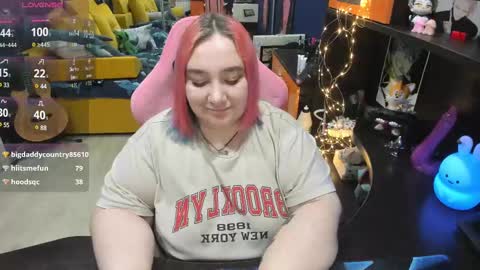 Snapshot of softie_sofy chatting on February 27, 9:43 am Sofie online show from February 27, 9:43 am