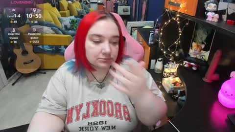 Snapshot of softie_sofy chatting on March 4, 2:49 am Sofie online show from March 4, 2:49 am
