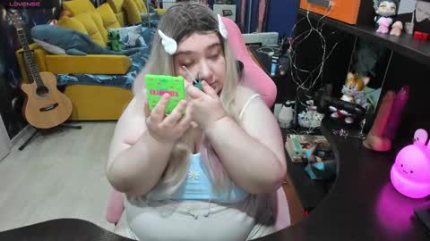 Snapshot of softie_sofy chatting on March 5, 2:36 am Sofie online show from March 5, 2:36 am