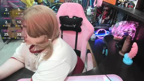 Snapshot of softie_sofy chatting on September 27, 2:38 am Sofie online show from September 27, 2:38 am