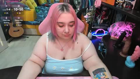 Snapshot of softie_sofy chatting on October 11, 3:17 am Sofie online show from October 11, 3:17 am
