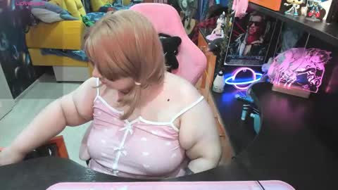 Snapshot of softie_sofy chatting on October 17, 2:15 am Sofie online show from October 17, 2:15 am