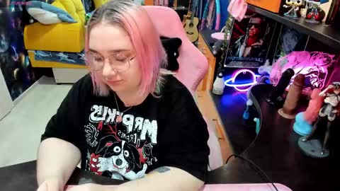 Snapshot of softie_sofy chatting on October 19, 2:01 am Sofie online show from October 19, 2:01 am