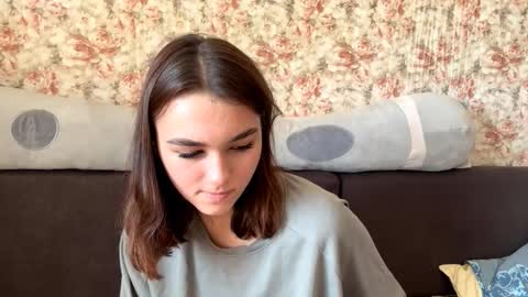 Snapshot of somerfrieler chatting on October 15, 8:25 am Hello My name is Jane im new model here and little but shy but curious. online show from October 15, 8:25 am