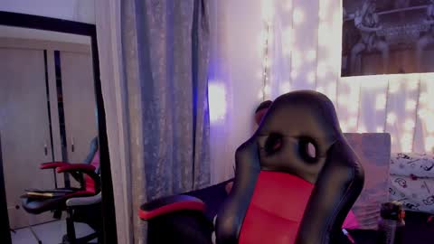 Snapshot of sophi_01 chatting on February 10, 9:04 am sophie online show from February 10, 9:04 am