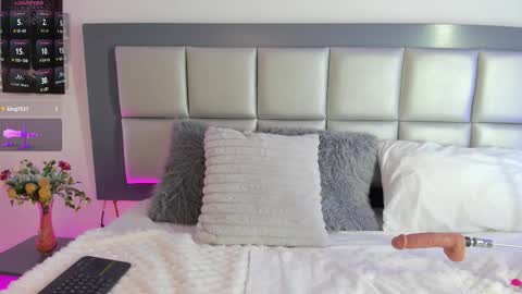 Snapshot of sophi_leone_ chatting on February 17, 9:10 pm sophi Leone online show from February 17, 9:10 pm