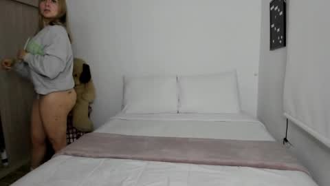 Snapshot of sophi_moreno chatting on December 12, 2:37 am Sofi online show from December 12, 2:37 am