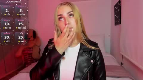 Snapshot of sophi_moreno chatting on December 19, 4:23 am Sofi online show from December 19, 4:23 am