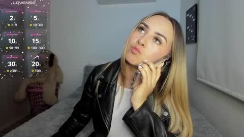 Snapshot of sophi_moreno chatting on November 15, 2:42 am Sofi online show from November 15, 2:42 am