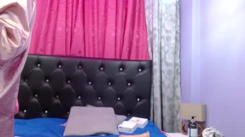 Snapshot of sophia_ny chatting on February 12, 2:45 am SOPHIA online show from February 12, 2:45 am