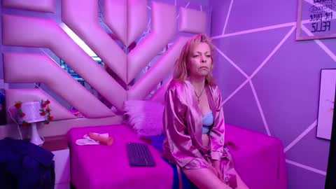 Snapshot of sophia_ny chatting on February 18, 2:16 am SOPHIA online show from February 18, 2:16 am