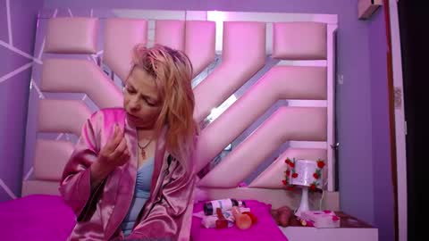 Snapshot of sophia_ny chatting on February 26, 1:53 am SOPHIA online show from February 26, 1:53 am