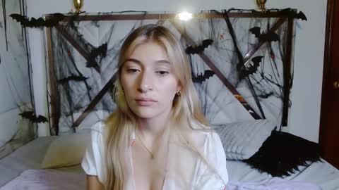 Snapshot of sophiaalee chatting on October 24, 11:12 pm SophiaLee online show from October 24, 11:12 pm