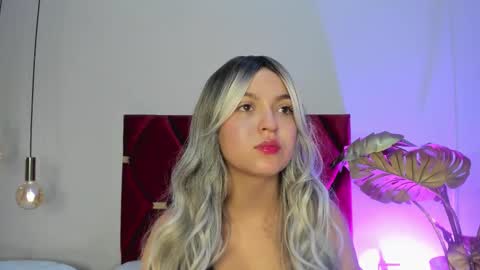 Snapshot of sophiacolliins chatting on October 15, 11:43 am sophiacolliins online show from October 15, 11:43 am