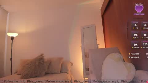 Snapshot of sophiaparker_ chatting on April 23, 12:29 pm online show from April 23, 12:29 pm
