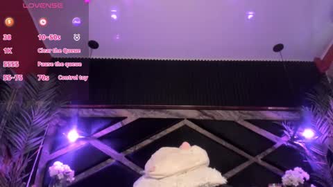 SophiaSmiths online show from February 22, 7:45 am